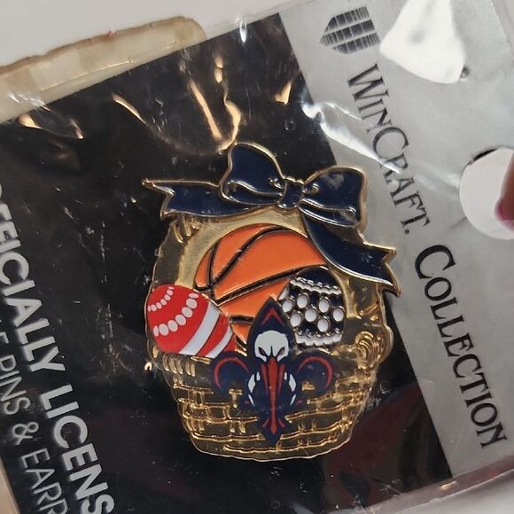 New Orleans Pelicans Bird de Lis Logo Basket April Pin of the Month WinCraft - Picture 3 of 4